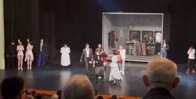 У Росії актор порізав собі вени перед натовпом глядачів