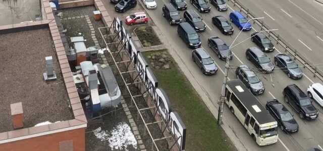 У Києві на Берестейському проспекті утворився багатокілометровий затор