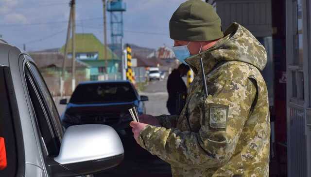 Як чоловікам виїхати з України: у Раді назвали легальні способи