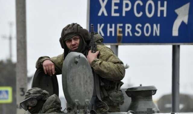 Окупанти вдарили по Херсону і області, влучили в будинки: є загиблий і поранений