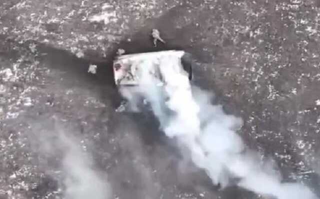 Вцілілі російські піхотинці намагаються покинути бронемашину, підбиту українськими воїнами