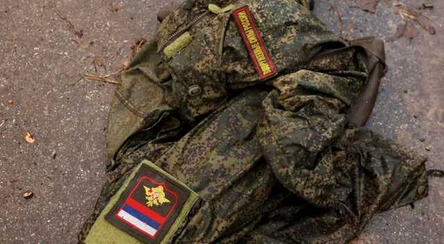 Російських військових одягають у форму покійників з плямами крові