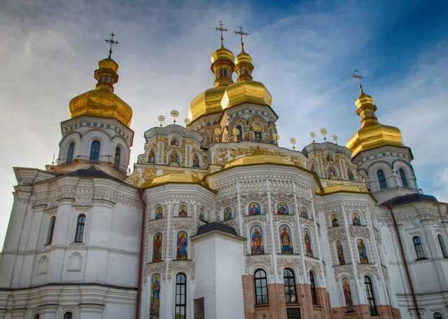 "Мерседес" на иконе: митрополит УПЦ МП Павел создал свой культ в Лавре