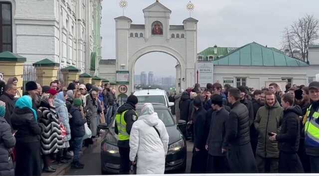 Під Києво-Печерською лаврою продовжилися мітинги проти УПЦ МП
