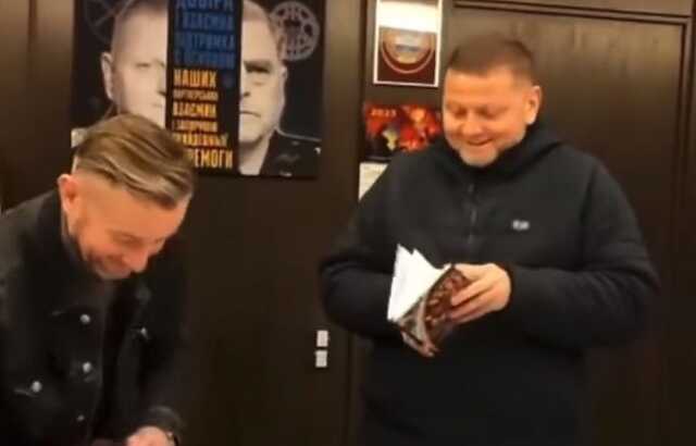 Жадан подарував Залужному свою книгу, головнокомандувач ЗСУ не стримав емоцій