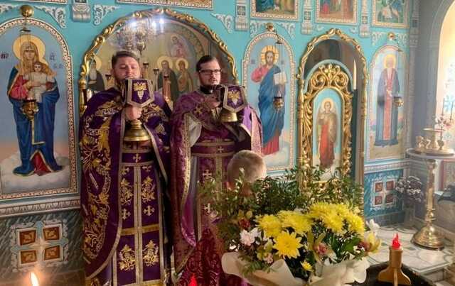 Бійка в Хмельницькому: під церквою УПЦ зібрався мітинг, були сутички