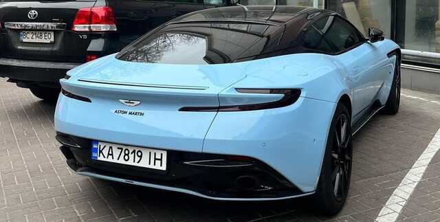 В Киеве заметили эксклюзивный суперкар Aston Martin в нестандартном цвете