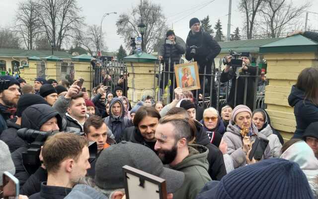 Агресивні активісти УПЦ МП отримують фінансування – релігієзнавиця про блокування роботи Мінкульту у Лаврі