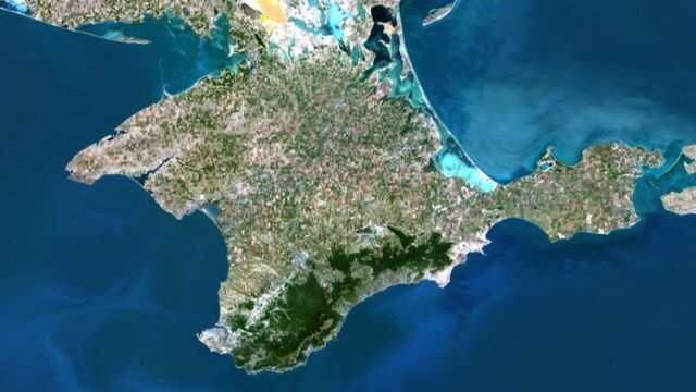 Оккупанты роют окопы и возводят укрепления в Крыму: спутниковые снимки