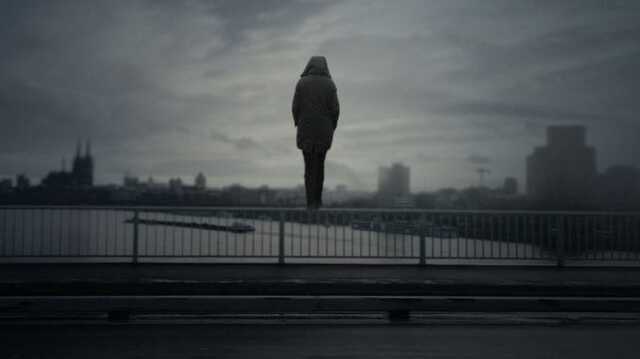 У Києві патрульні врятували жінку, яка хотіла стрибнути з пішохідного мосту