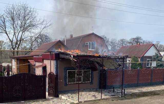 Окупанти з танків обстріляли селище Донецької області: є жертва та поранені