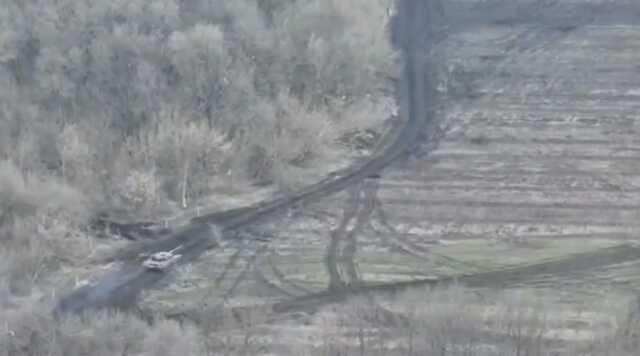 Экипаж украинского танка разбивает позиции окупантов