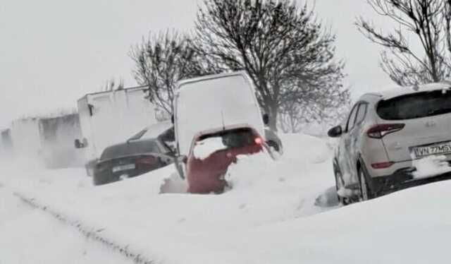 В Румынии из-за мощного снегопада закрыли десятки трасс