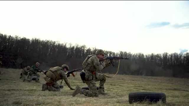 Відео, як бійці «Гвардії наступу» проходять навчання