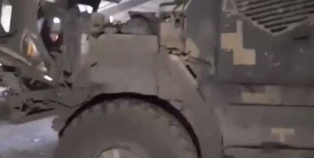 Боєць ЗСУ показав наслідки атаки керованої ракети в бронеавтомобіль MaxxPro