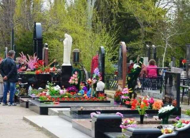 У Дніпрі підлітки влаштували цинічну фотосесію на цвинтарі: довелося вибачатися