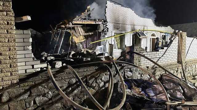 З’явилося відео, як у Запоріжжі рятувальники діставали з-під завалів будинку жінку, що вижила