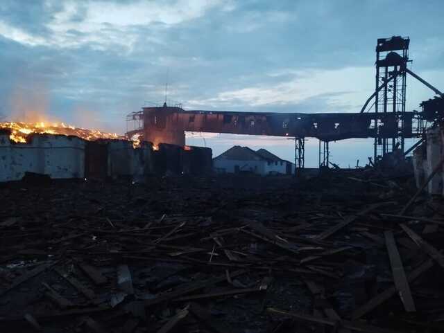 Оккупанты обстреляли управляемыми авиабомбами Бериславский район: разрушен элеватор