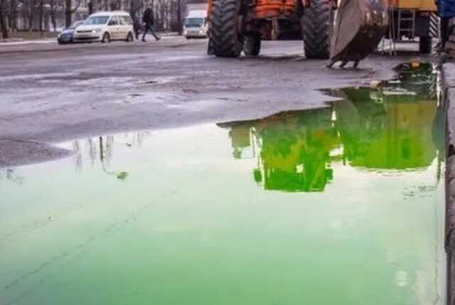 В центрі Києва стався прорив теплотраси: утворилась "ріка" з окропу