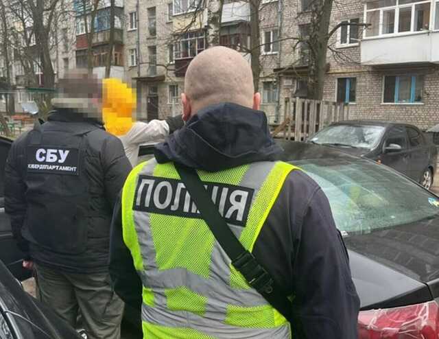 СБУ викрила шахраїв, що обдурювали людей, обіцяючи виїзд за кордон