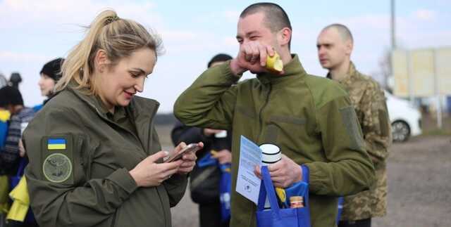 "Ваш син уже в Україні": звільнений боєць ЗСУ вперше поговорив із матір’ю