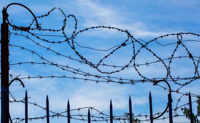 У Дніпрі загорілася колонія: над містом піднявся густий дим