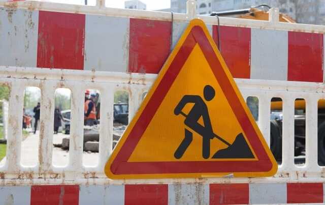 У Києві на одній із вулиць обмежено рух через аварію на водопроводі