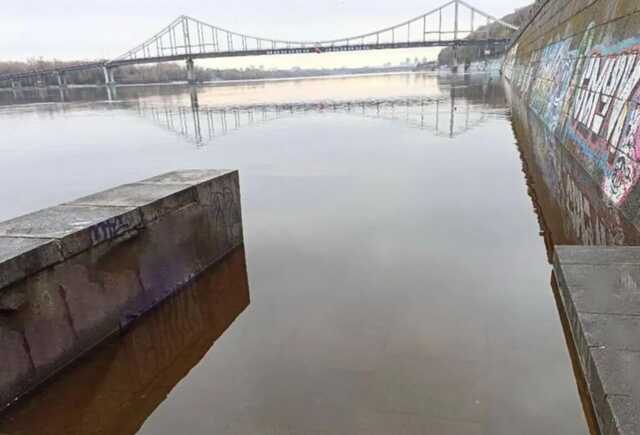 У Києві через підйом води затопило набережну на Подолі