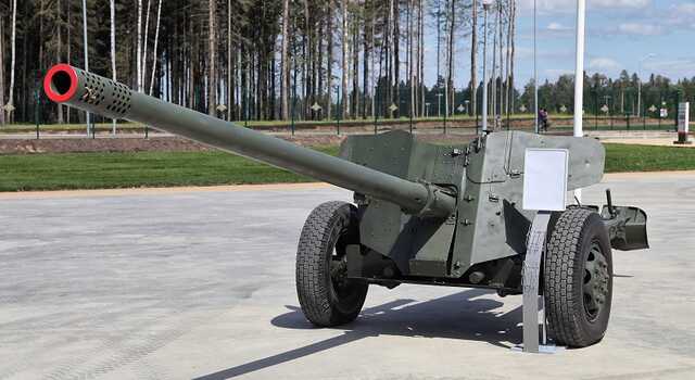 Вибудовують "оборону": ЗС РФ звозять гармати 60-х років на захід Криму