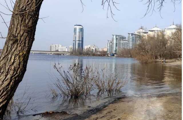 Після підйому вод Дніпра у Києві затопило Русанівську набережну