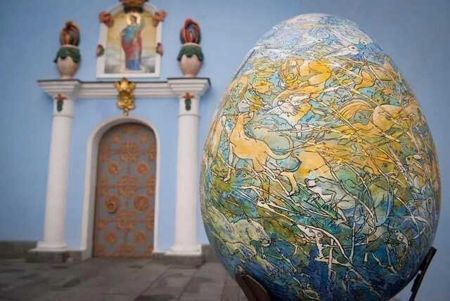 Возле Михайловского собора можно посетить уникальную выставку писанок