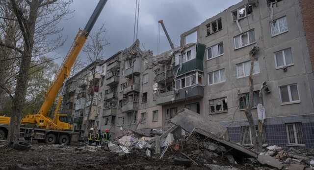 Рятівники продовжують розбирати завали зруйнованої п’ятиповерхівки у Слов’янську