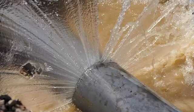 У Києві сталася аварія на водопровідній мережі: ускладнено рух бульваром Міхновського