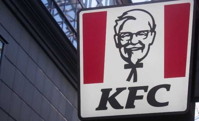 У Москві почали демонтувати вивіски американської мережі KFC, яка пішла з Росії
