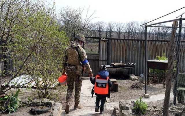 Жизнь под звуки взрывов. Полицейским удалось эвакуировать еще двоих детей из Авдеевки