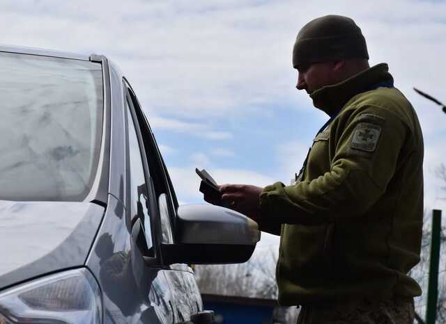 Двоє чоловіків прикинулися дітьми, щоб виїхати з України: горе-аферистів швидко викрили