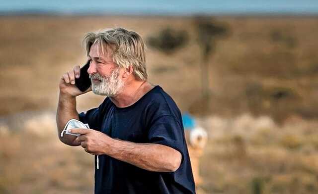 Алек Болдуин снова взял в руки оружие на съемках фильма "Ржавчина"