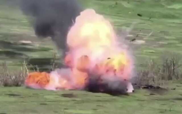 Евакуювати вже нема чого: дрон ЗСУ добив російський танк, який тягли на ремонт