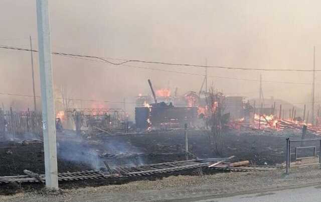 92 будівлі вже згоріло: у Свердловській області РФ палає ціле смт Сосьва