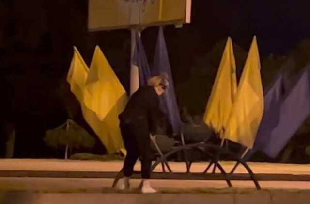 На центральном проспекте Запорожья девушка украла флаги с украинской символикой