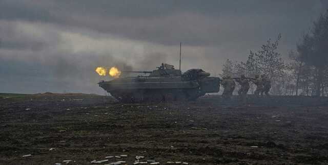 Евакуювати вже нема чого: дрон ЗСУ добив російський танк, який тягли на ремонт