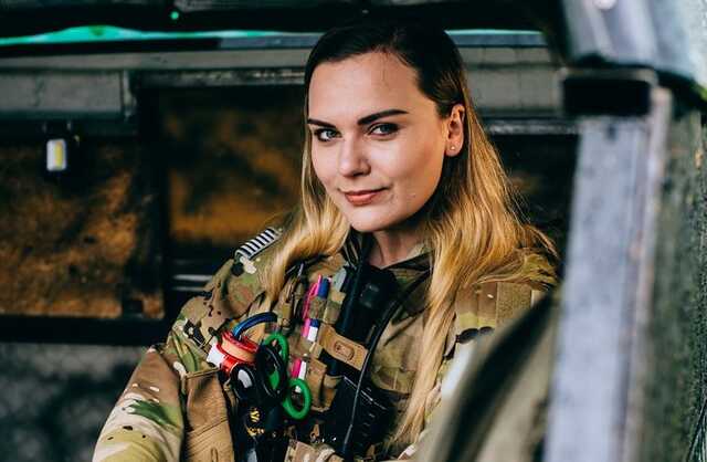 "Мене весь день трясе": чоловік розлютив військову словами про Бахмут, вона його провчила