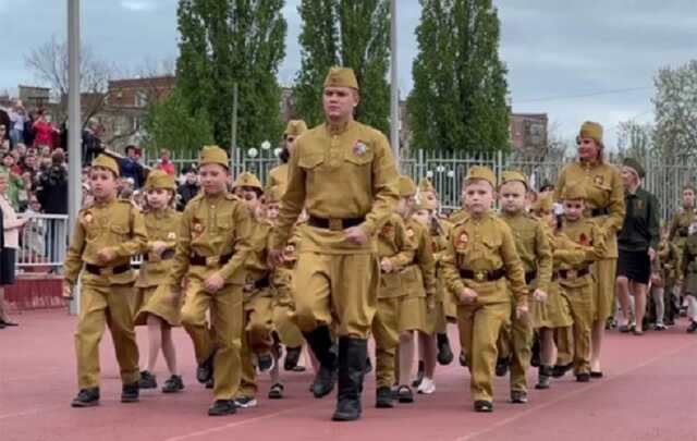 Далі тільки немовлята: у Росії провели "військовий парад" дошкільнят