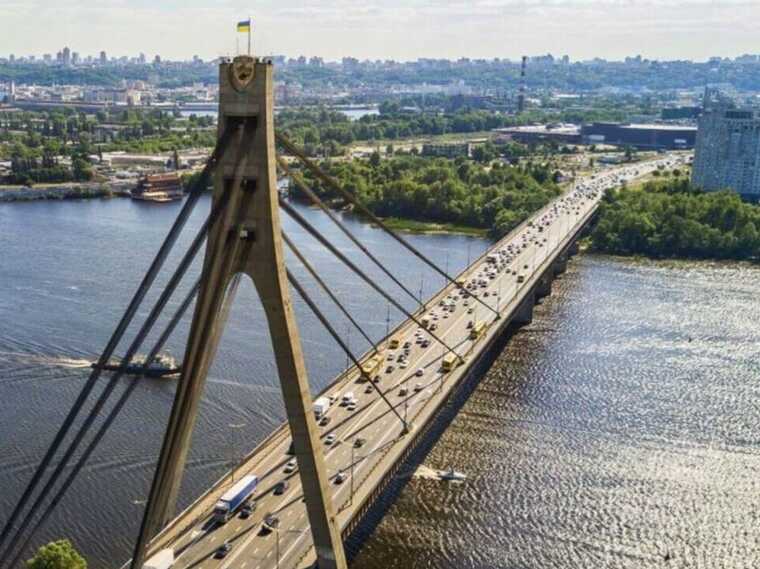 У Києві з Північного мосту в Дніпро впав МАФ