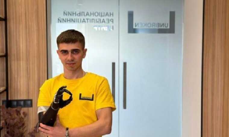 Захисник із Київщини з біонічною рукою повернувся на фронт