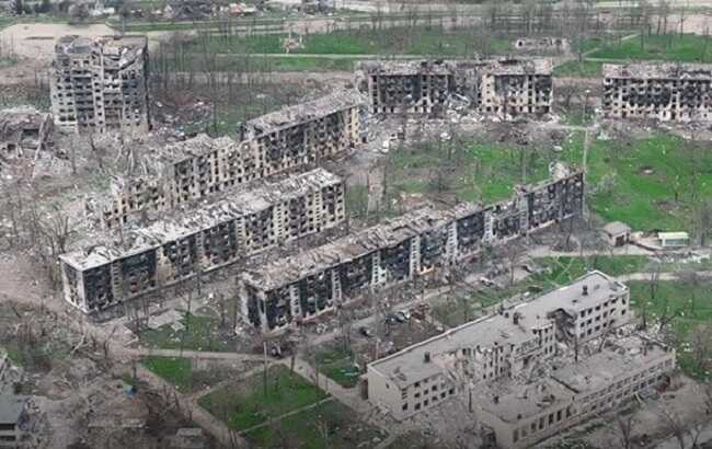 У Маріуполі окупанти перетворюють будинки на купи будівельного сміття