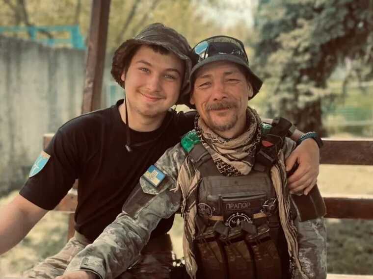 Не бачились понад півроку: у Бахмуті зустрілись син-прикордонник і батько-військовий