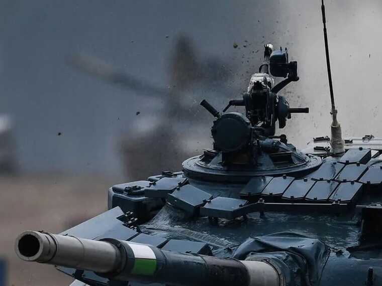 Точно в цель! В сети показали уничтоженный российский танк Т-72Б