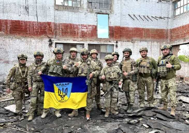 Защитники Бахмута получили награды от Залужного и Наева: фото с передовой