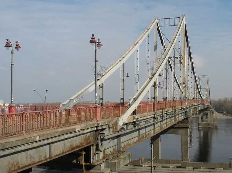 У Києві врятували чоловіка, який вирішив перепливти Дніпро за температури води +14°C